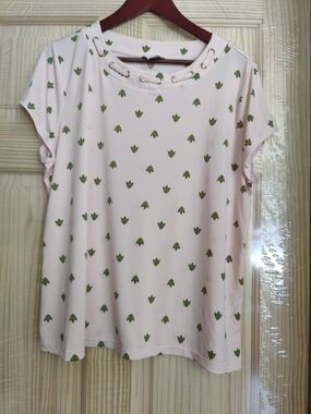 Liz Claiborne Pale Pink Short Sleeve Top with Green Motif